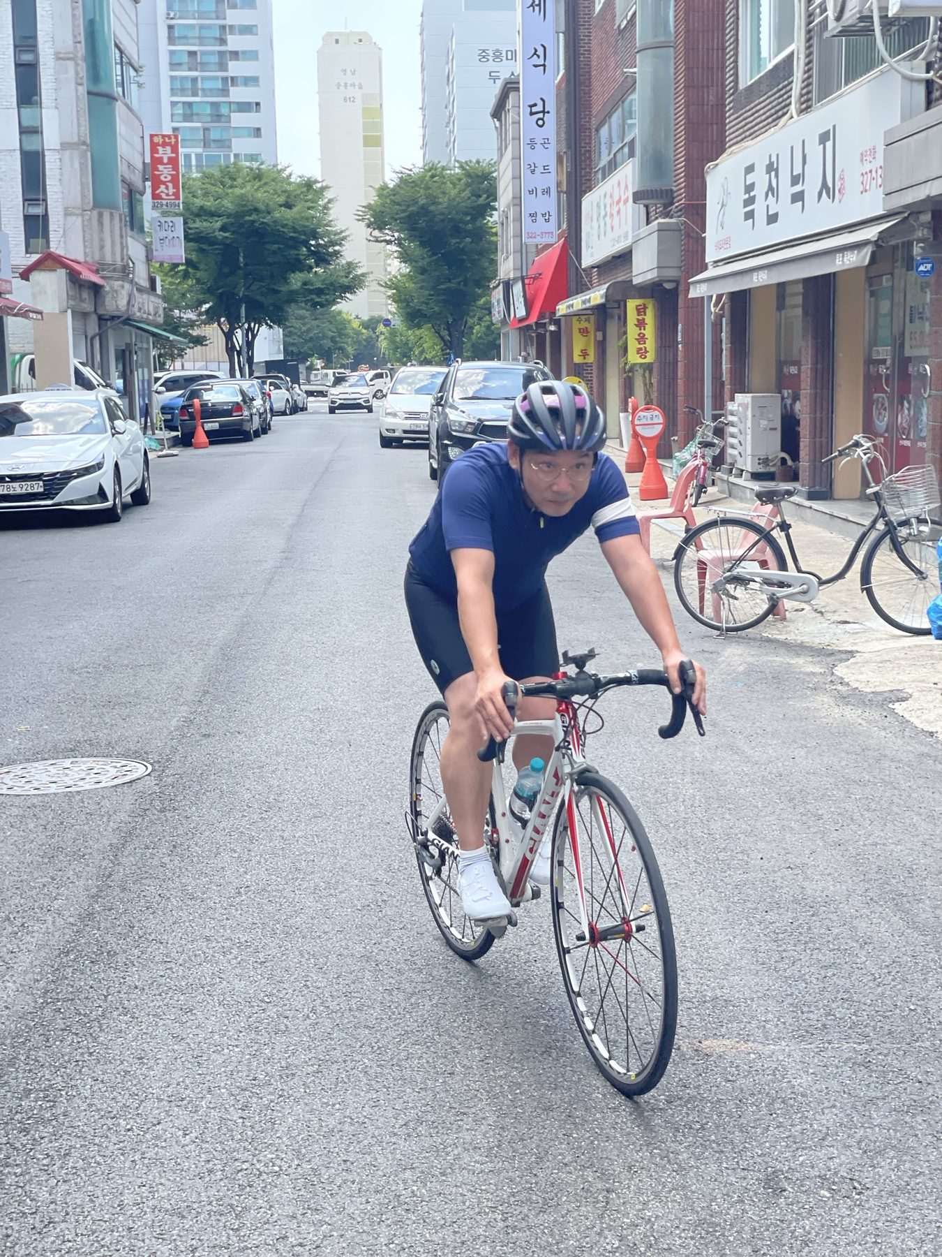 도심 길 위를 달리는 자전거 라이더