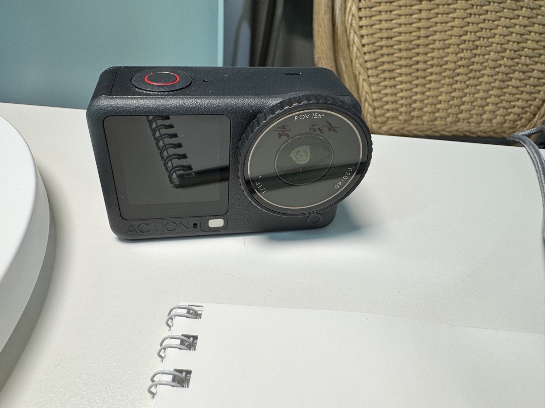 액션 카메라와 노트가 놓인 책상