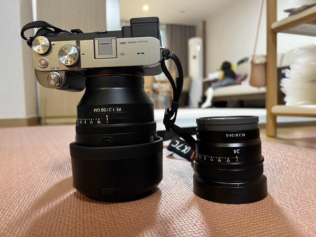 카메라와 렌즈가 놓인 모습