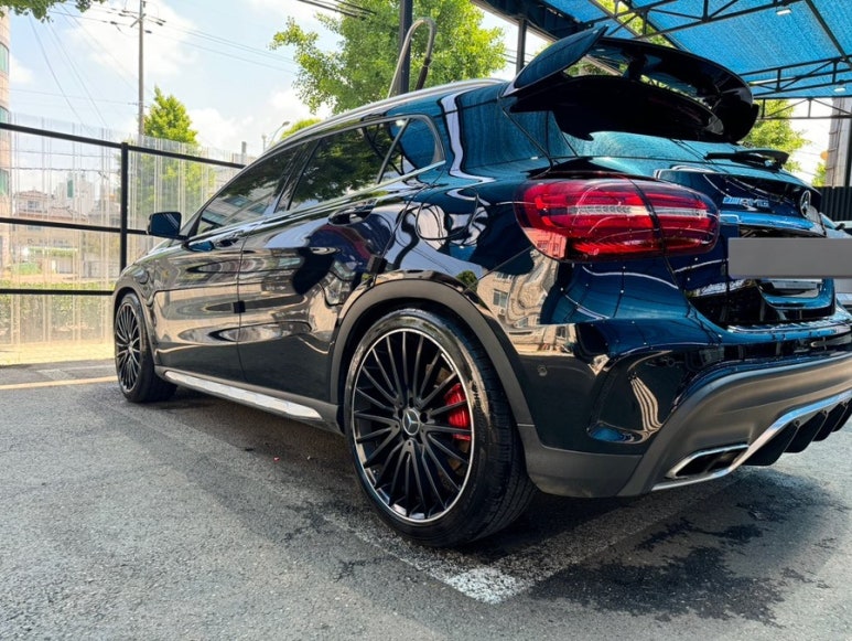 벤츠 GLA 45A의 후면과 휠