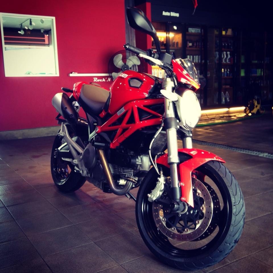 붉은 두카티 바이크 정면 사진