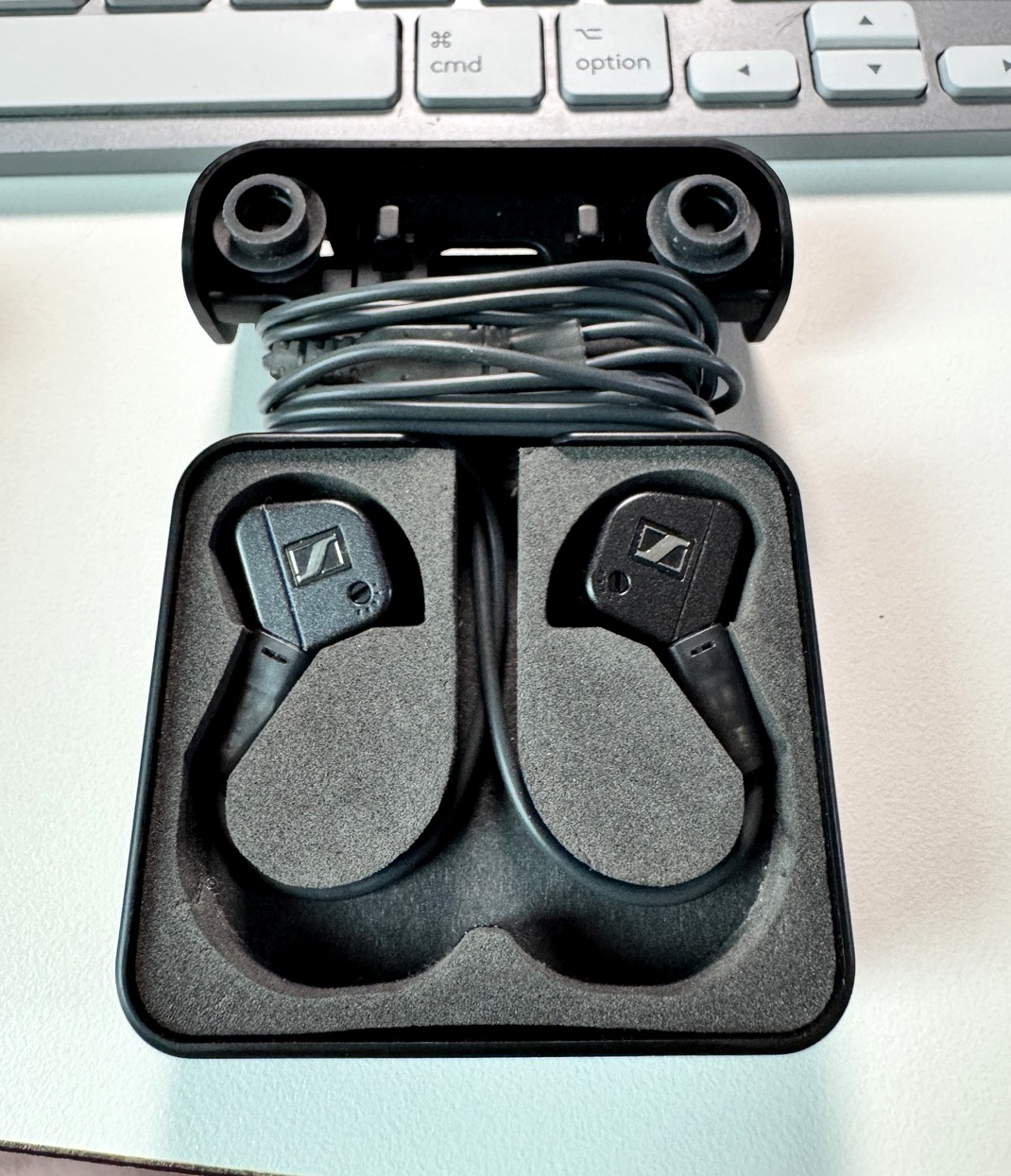 Sennheiser IE8 이어폰과 케이스