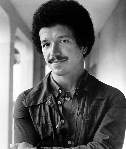 Keith Jarrett의 경력과 음악 글에 연결한 흑백 인물 이미지