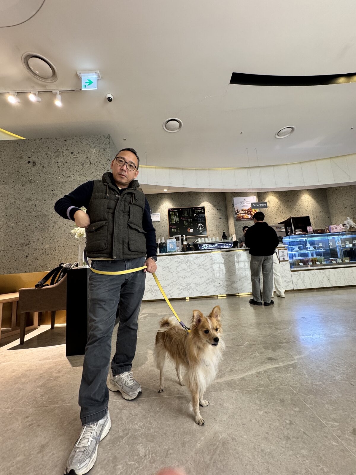 함동민 대표와 가족 같은 코코가 함께 걷는 모습